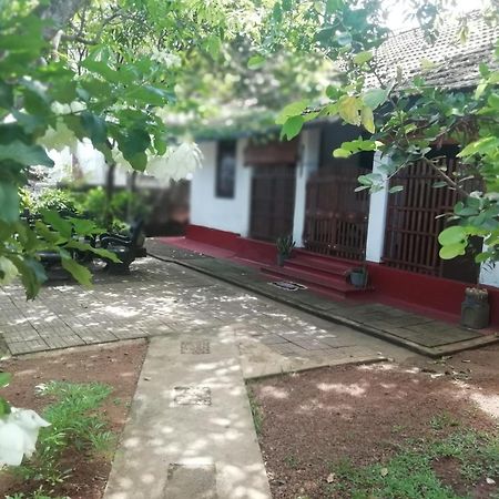 Ami Place Rooms With Kitchen Hikkaduwa Εξωτερικό φωτογραφία