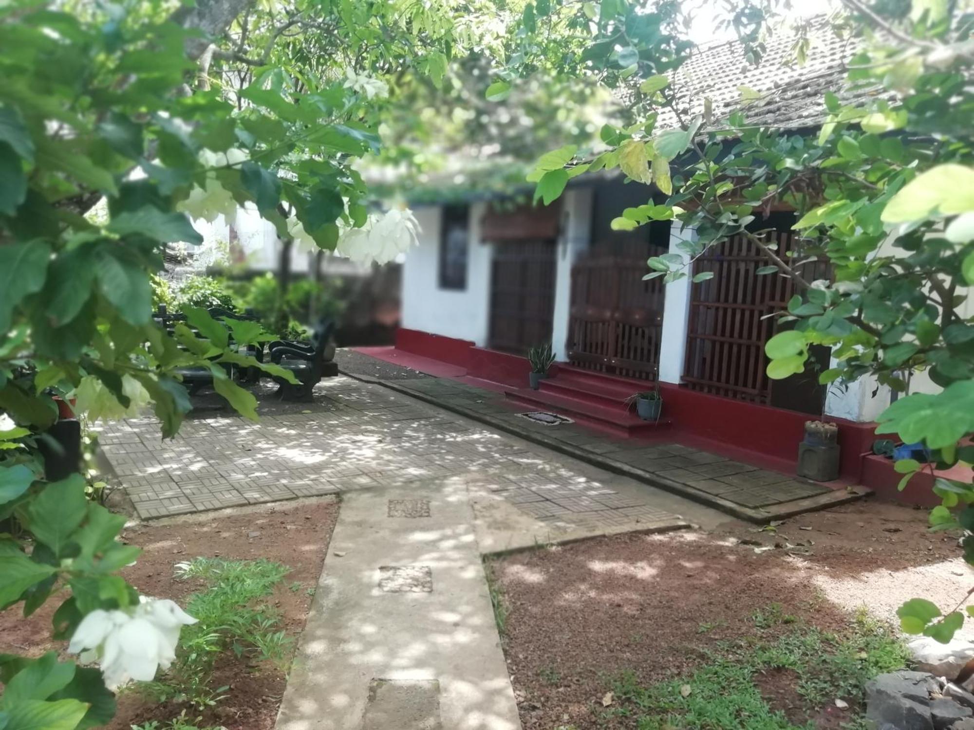 Ami Place Rooms With Kitchen Hikkaduwa Εξωτερικό φωτογραφία